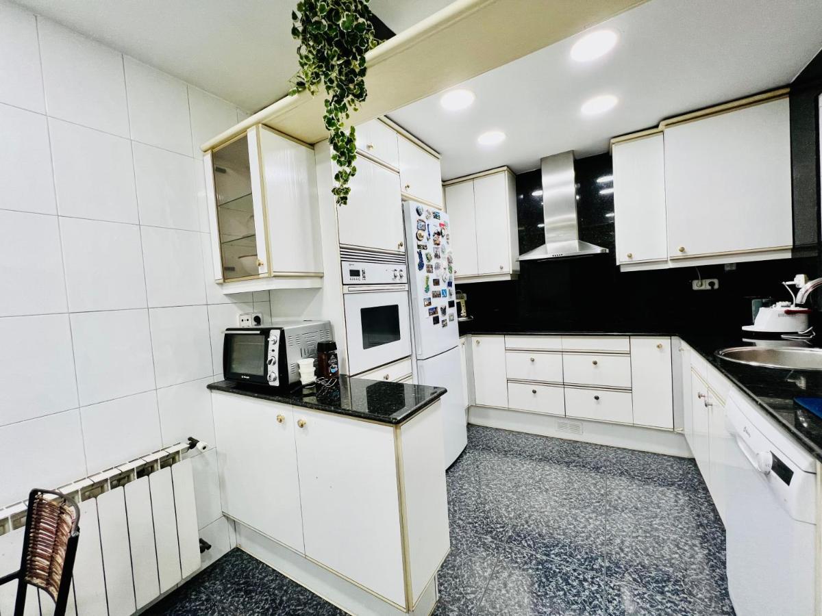 Your Second Home In Barcelona With Private Room And Private Bathroom Close To Montjuic, Pl Espana, La Rambla, Ferry Port エクステリア 写真
